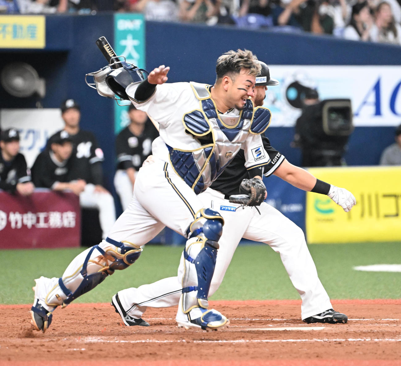 オリックス対ロッテ　9回表ロッテ2死一塁、ブロッソーを空振り三振に仕留め優勝を決めたオリックス、捕手森は一目散にマウンドに駆け寄った（撮影・和賀正仁）
