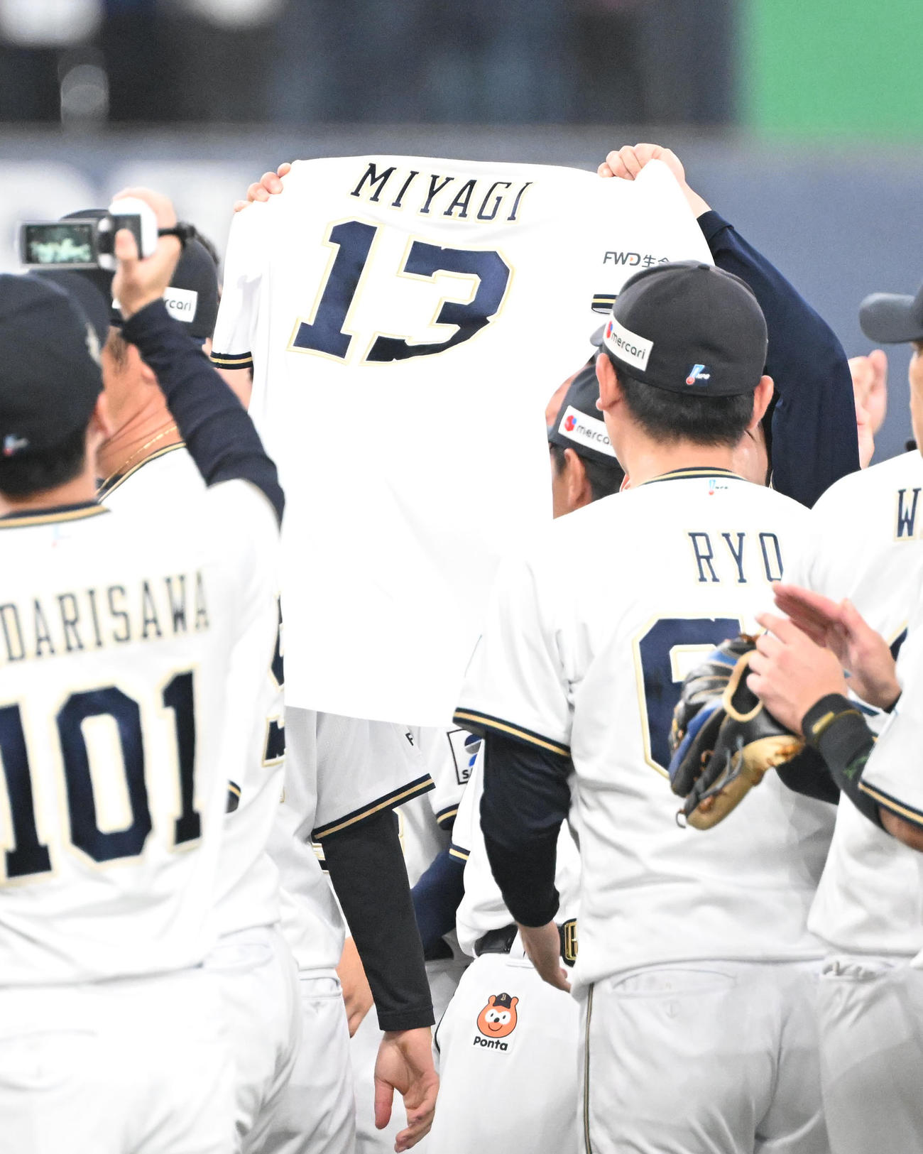 オリックス対ロッテ　リーグ3連覇を達成し宮城のユニホームも宙に舞った（撮影・和賀正仁）