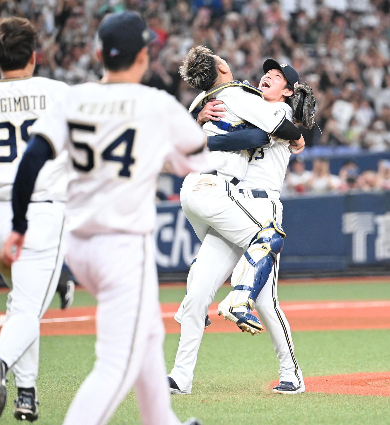 オリックス対ロッテ　9回表ロッテ2死一塁、ブロッソーを空振り三振に仕留めたの山崎颯一郎（右）に抱きつく森（撮影・和賀正仁）