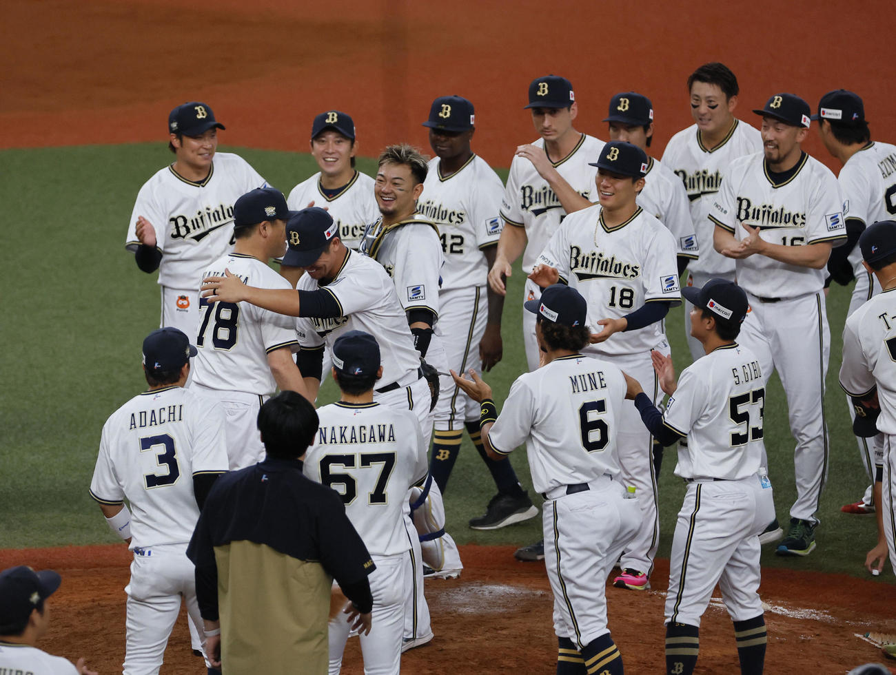 オリックス対ロッテ　リーグ優勝を決め、抱き合うオリックス中嶋監督（左から3人目）と頓宮（撮影・藤尾明華）