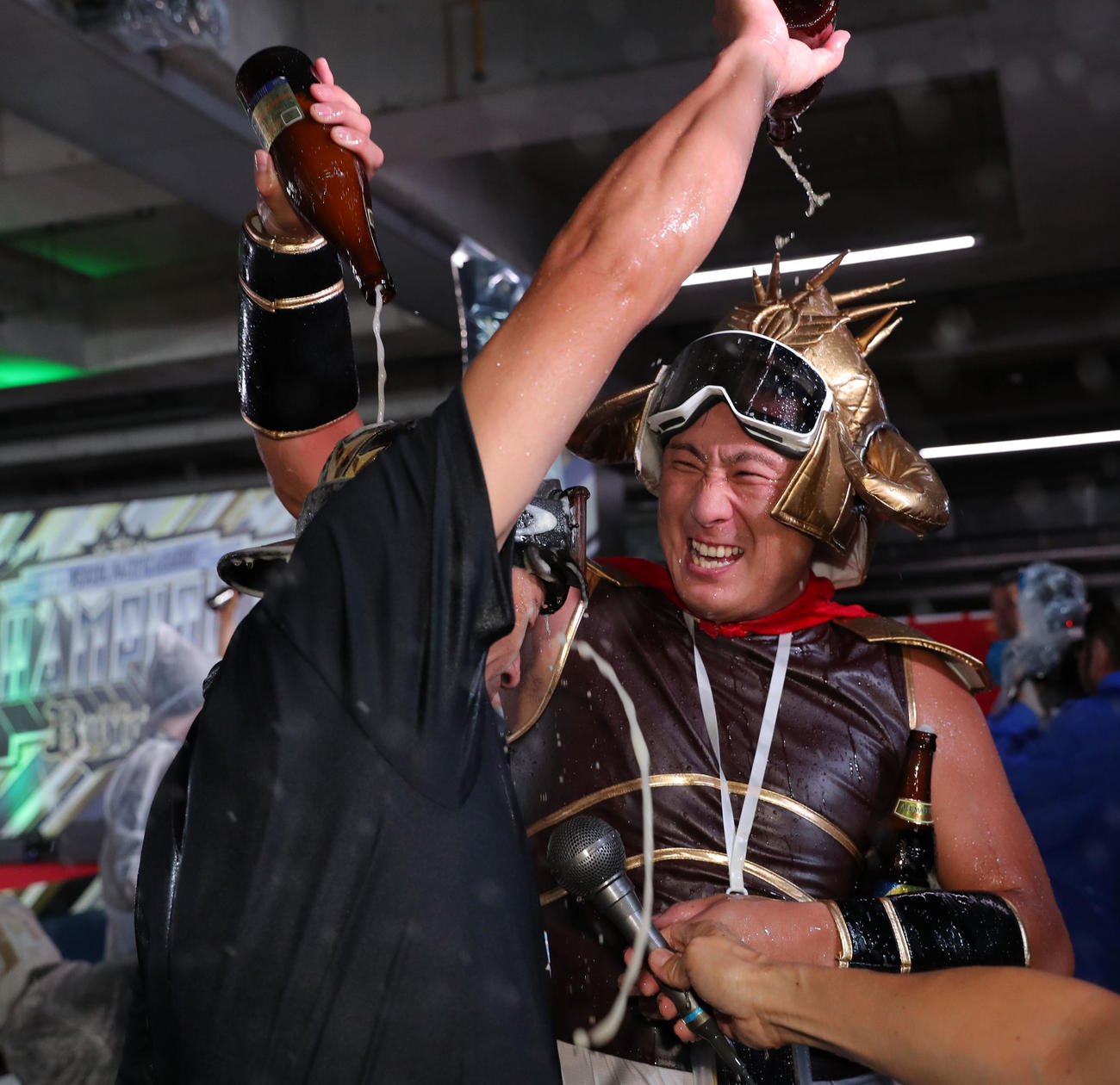 祝勝会でビールかけを行う杉本
