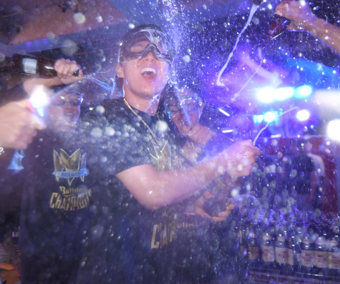 ビール掛けを行うオリックス山本（代表撮影）