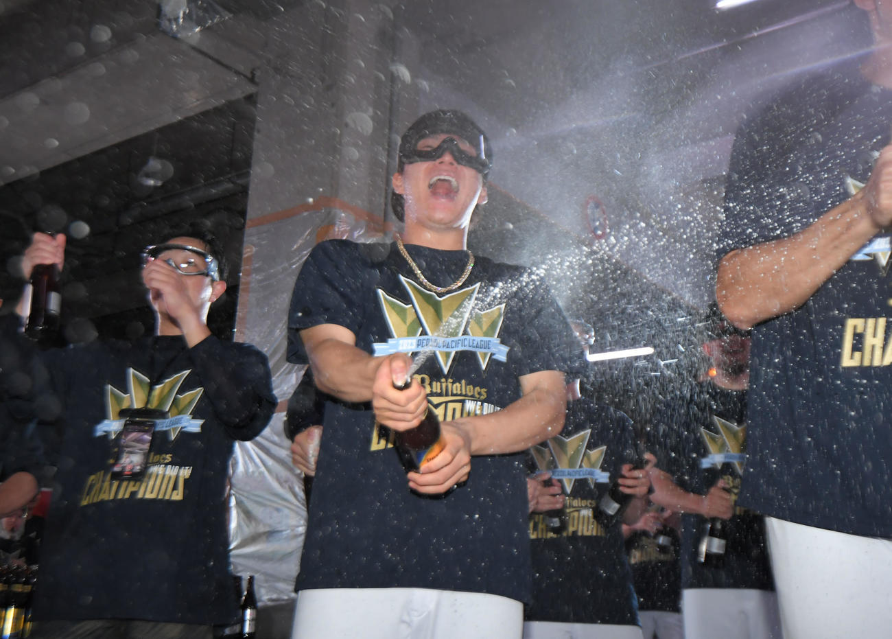 ビール掛けを行うオリックス山本（代表撮影）