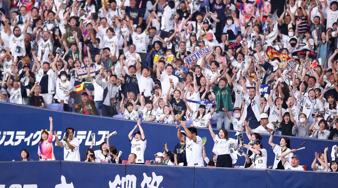 オリックス対ロッテ　オリックス対ロッテ　7回裏オリックス2死一、二塁、野口の右前適時打で盛り上がるオリックスファン（撮影・上山淳一）