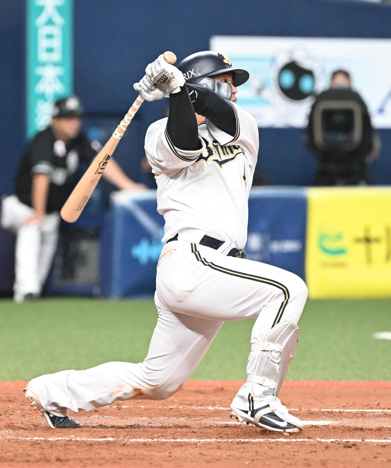 オリックス対ロッテ　7回裏オリックス2死一塁、右越え二塁打を放つ森（撮影・和賀正仁）