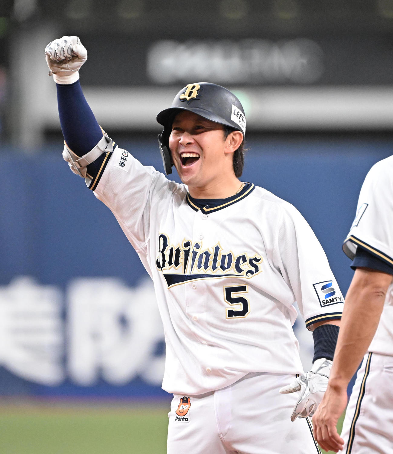 オリックス対ロッテ　7回裏オリックス2死三塁、右前適時打を放った西野はガッツポーズ（撮影・和賀正仁）
