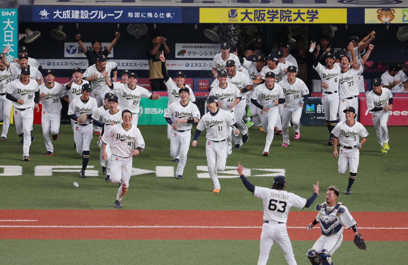 オリックス対ロッテ　パ・リーグ3連覇を果たし、マウンドに駆けだすオリックスナイン（撮影・前田充）