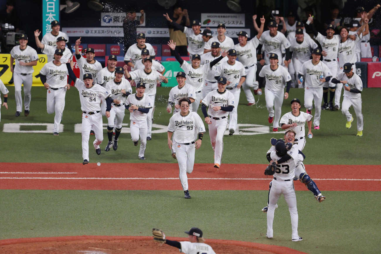 オリックス対ロッテ　パ・リーグ3連覇を果たし、マウンドに駆けだすオリックスナイン（撮影・前田充）