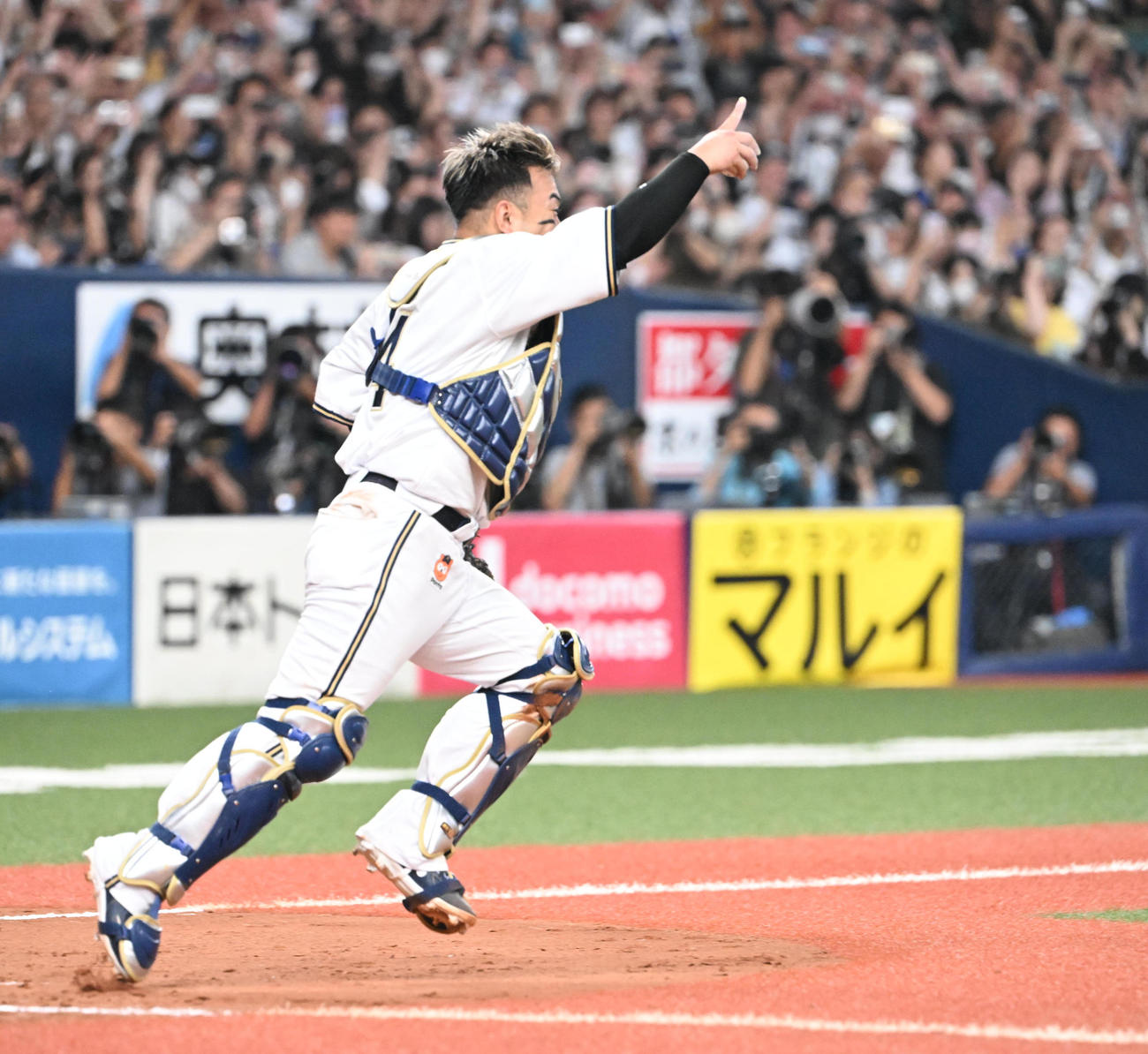 オリックス対ロッテ　9回表ロッテ2死一塁、ブロッソーを空振り三振に仕留め優勝を決めたオリックス、捕手森は一目散にマウンドに駆け寄った（撮影・和賀正仁）