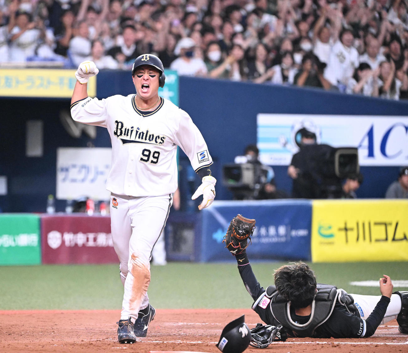 オリックス対ロッテ　7回裏オリックス2死一、二塁、紅林の右前打で生還した杉本はガッツポーズ（撮影・和賀正仁）