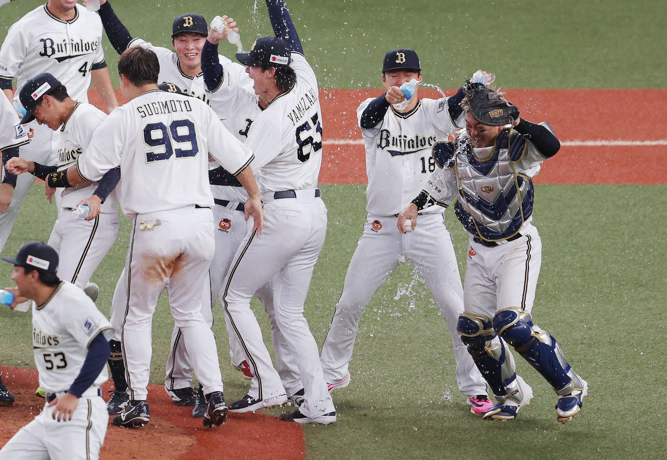 オリックス対ロッテ　パ・リーグ3連覇を果たし、歓喜する森（右）と山本（右から2人目）らオリックスの選手たち（撮影・前田充）