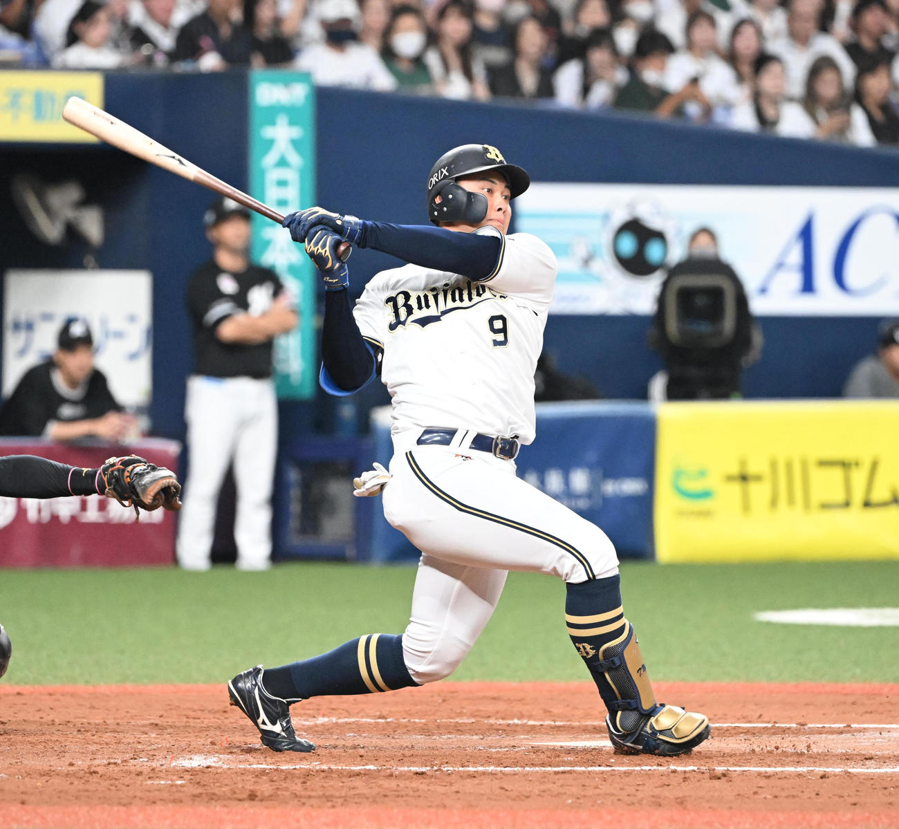 オリックス対ロッテ　7回裏オリックス2死一、二塁、右前適時打を放つ野口（撮影・和賀正仁）