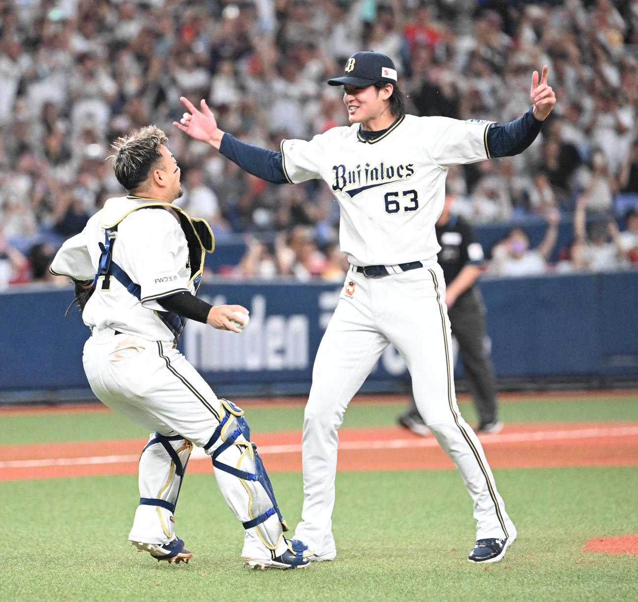 オリックス対ロッテ　9回表ロッテ2死一塁、ブロッソーを空振り三振に仕留め優勝を決めたオリックス、捕手森は一目散にマウンドの山崎福也に駆け寄った（撮影・和賀正仁）