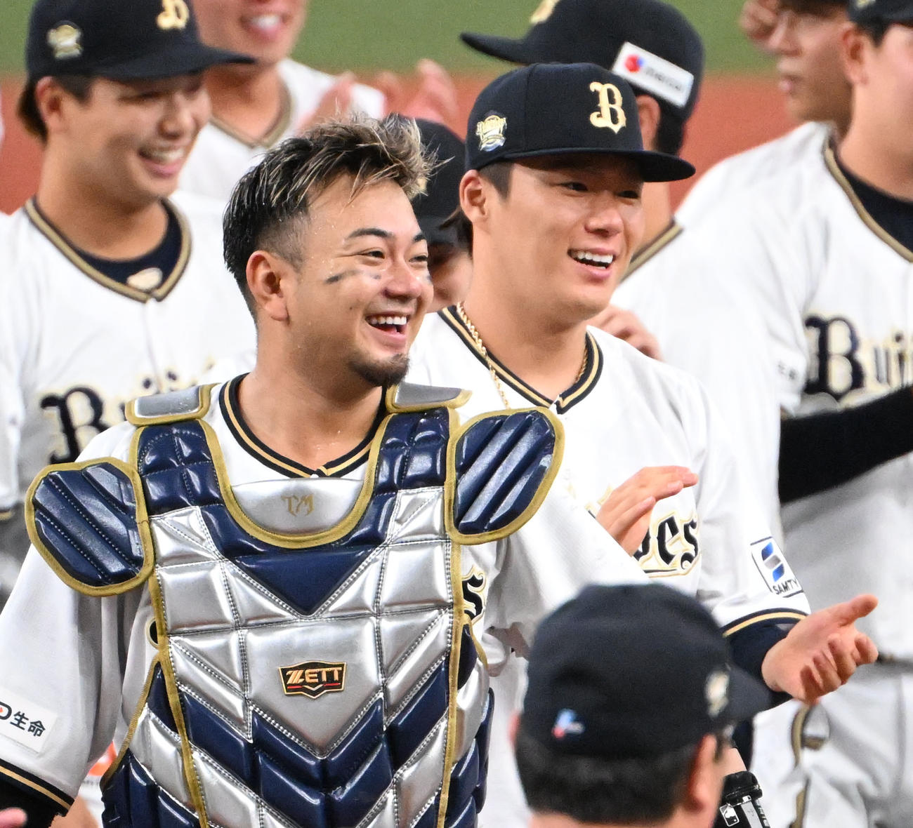 リーグ優勝を果たし喜ぶ森友哉（左）山本（撮影・石井愛子）