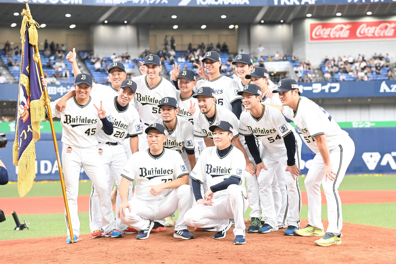 記念撮影するオリックス投手陣（（撮影・和賀正仁）