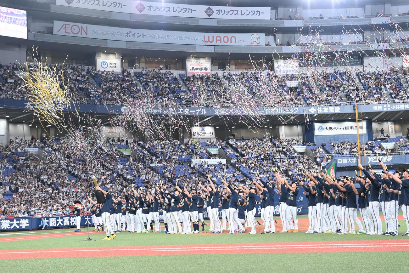 選手会長の杉本の温度でクラッカーを鳴らすオリックスナイン（撮影・和賀正仁）