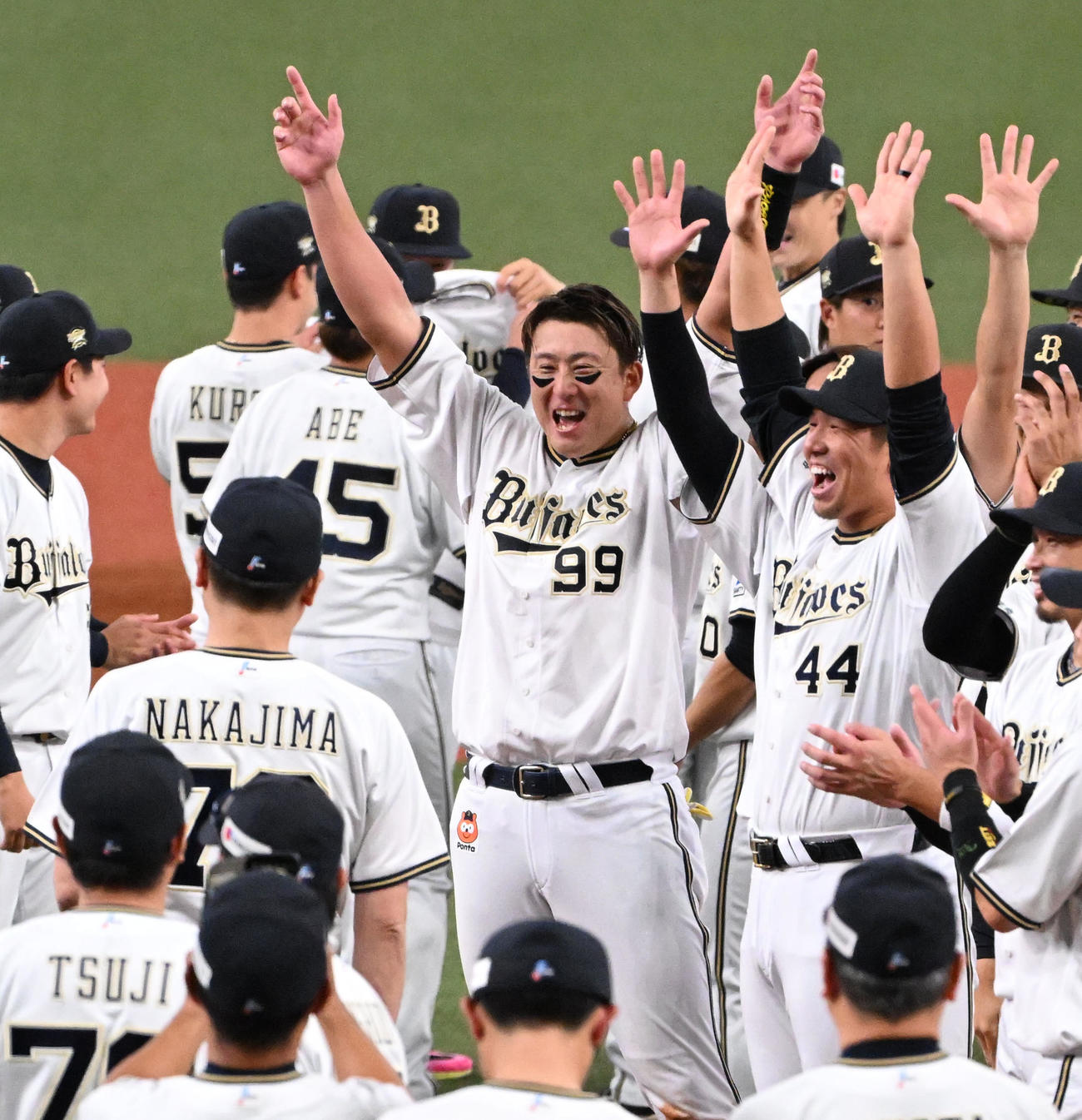 リーグ優勝を果たし中嶋監督（左）の前で万歳をする杉本（中央）、頓宮（右）（撮影・石井愛子）