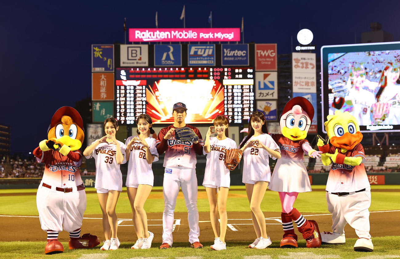 楽天対ソフトバンク　試合前、セレモニアルピッチを終え楽天小郷（中央）と写真に納まる楽天ガールズ。左からリーユン、イ・ダヘ、1人おいて、リンシャン、フェイフェイ（撮影・垰建太）