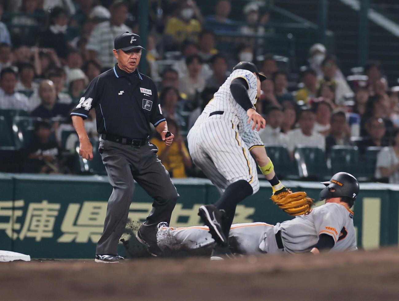 阪神対巨人　3回表巨人無死二塁、三盗を狙う長野（右）にタッチする佐藤輝（撮影・上田博志）