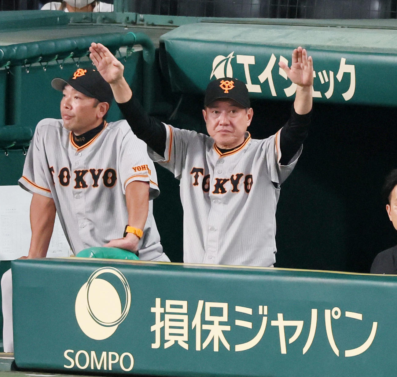 阪神対巨人　3回表巨人無死二塁、原監督は長野の三塁判定にリプレー検証をリクエストする（撮影・加藤哉）