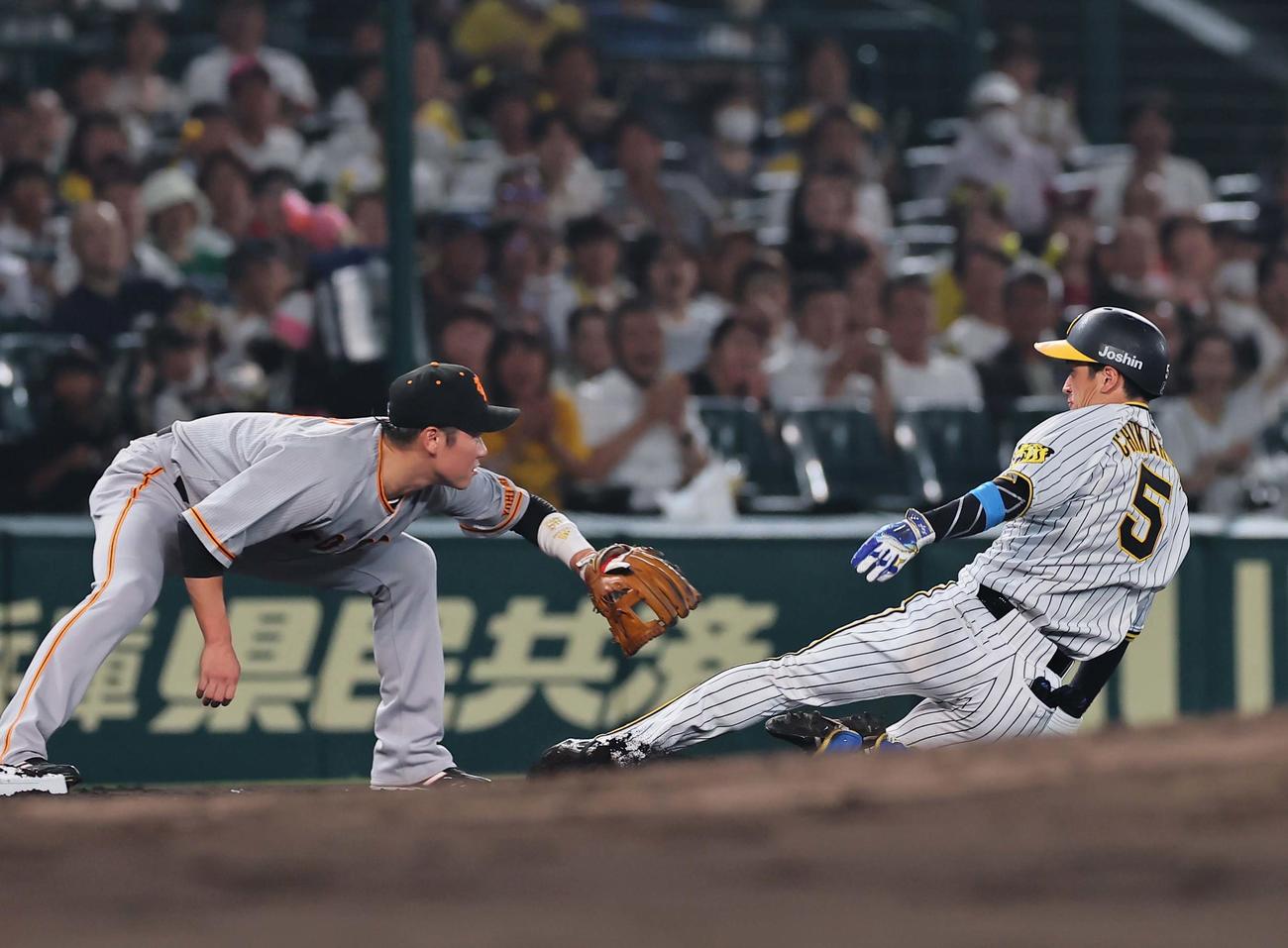 阪神対巨人　3回裏阪神無死、近本は三塁打を放つ（撮影・上田博志）
