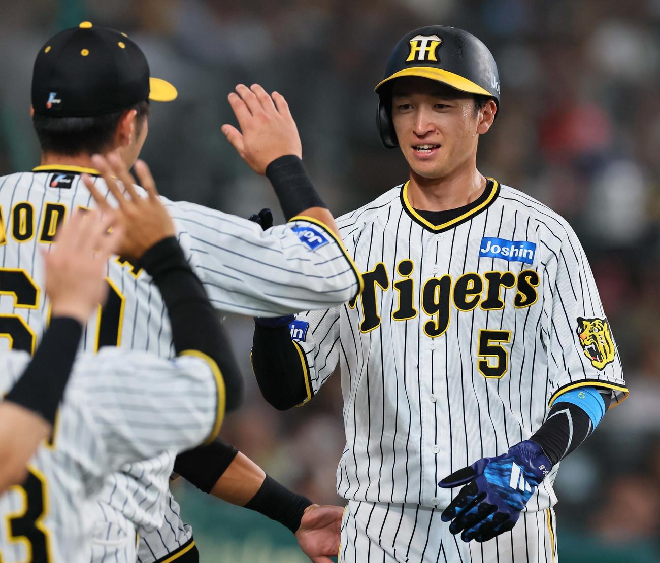 阪神対巨人　3回裏阪神無死三塁、近本は中野の左前勝ち越し適時打で生還する（撮影・上田博志）