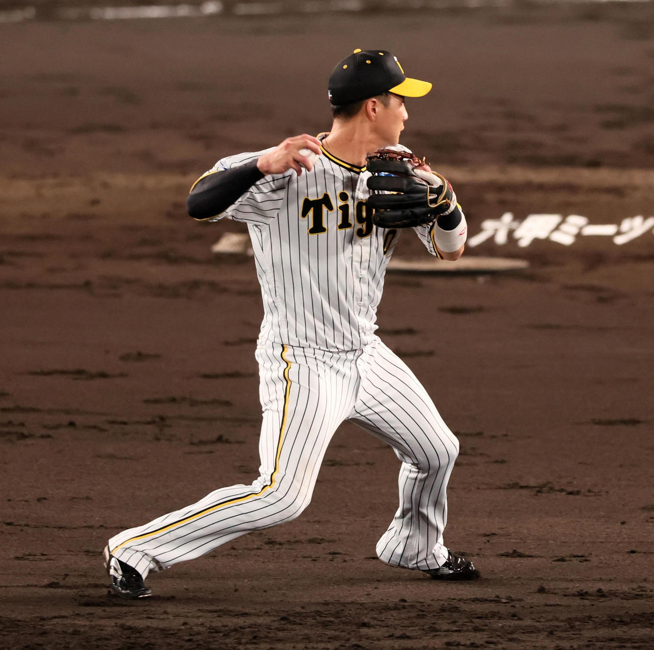阪神対巨人　3回表巨人無死二塁、木浪は二塁走者長野の三塁盗塁を刺すため坂本からの送球を三塁へ転送（撮影・加藤哉）