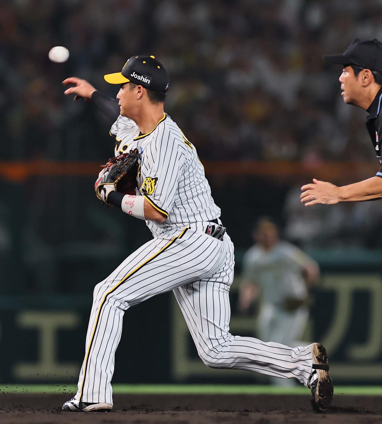阪神対巨人　3回表巨人無死二塁、長野の盗塁で坂本からの送球を三塁へ投げる木浪（撮影・上田博志）
