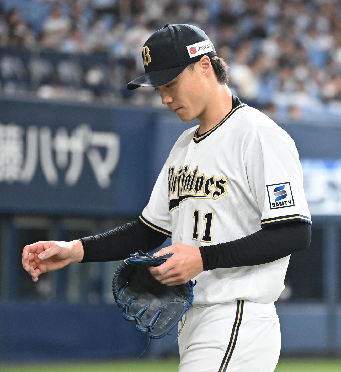オリックス対ロッテ　5回表ロッテ2死二塁、山口に四球を出し降板する山崎福（撮影・和賀正仁）