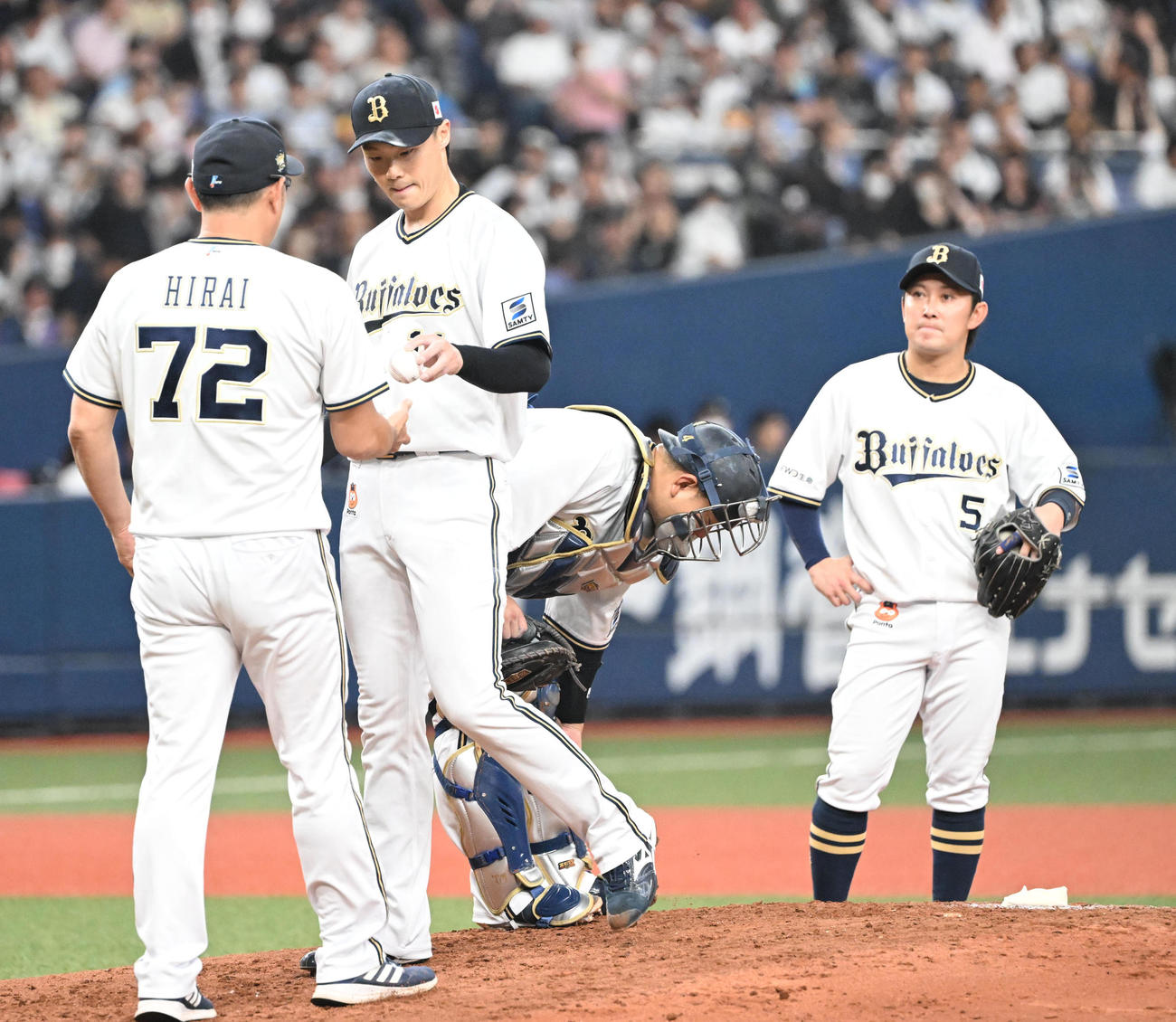 オリックス対ロッテ　5回表ロッテ2死二塁、山口に四球を出し降板する山崎福（撮影・和賀正仁）