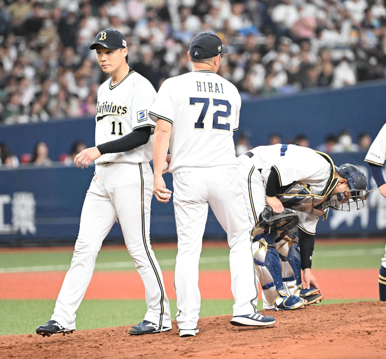 オリックス対ロッテ　5回表ロッテ2死二塁、山口に四球を出し降板する山崎福（撮影・和賀正仁）
