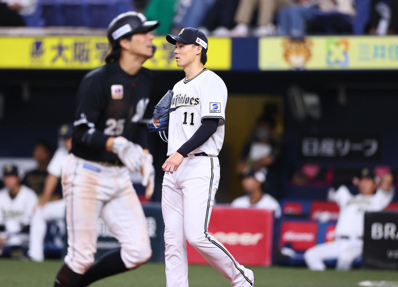 オリックス対ロッテ　5回表ロッテ2死二塁、山崎福（右）はブロッソーに左前適時打を浴びる。手前は生還の岡（撮影・上山淳一）