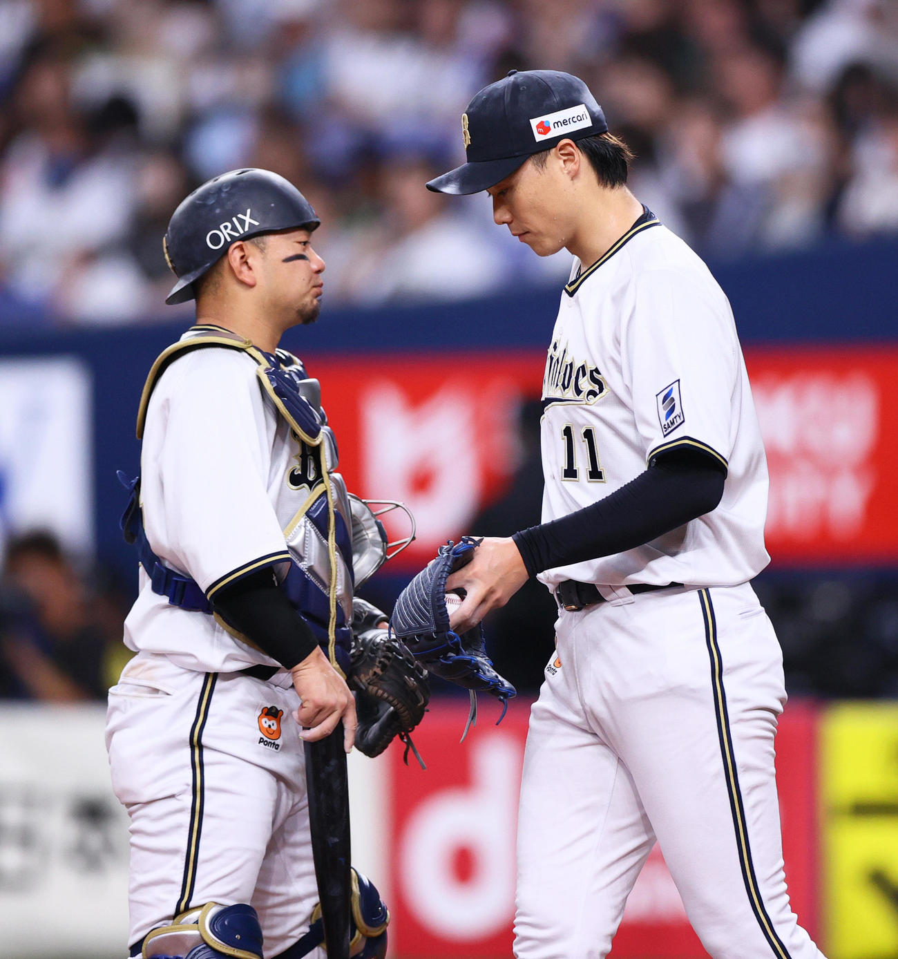 オリックス対ロッテ　3回表、連打を浴びる山崎福（右）。左は森（撮影・上山淳一）