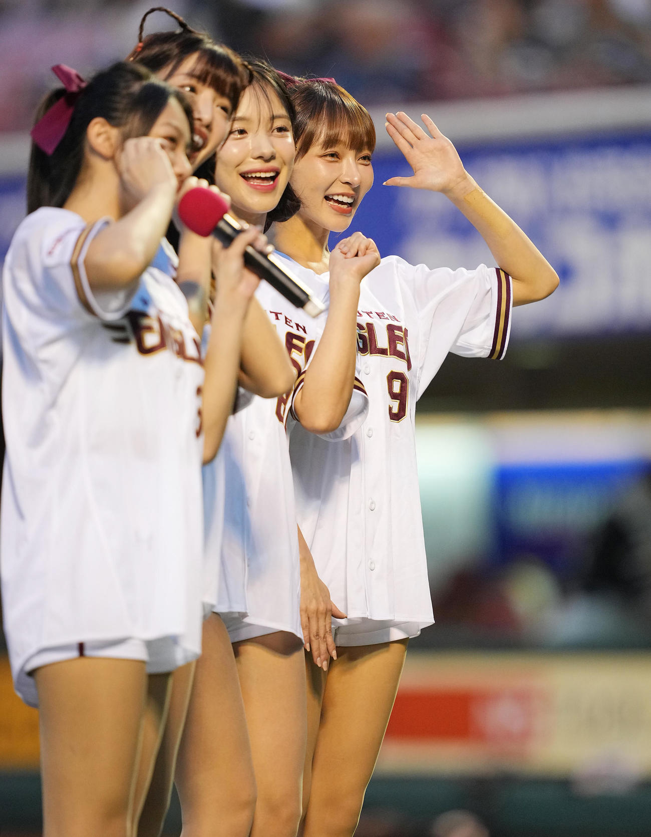 楽天対ソフトバンク　試合前、笑顔であいさつするリンシャン（右）ら楽天ガールズ（撮影・垰建太）