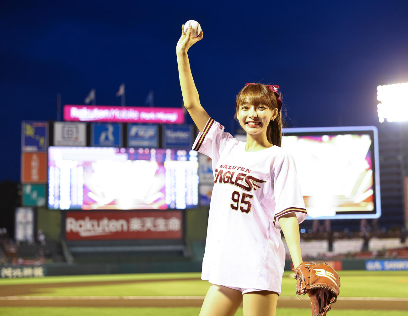 楽天対ソフトバンク　試合前、セレモニアルピッチを終え笑顔を見せる楽天ガールズのリンシャン（撮影・垰建太）