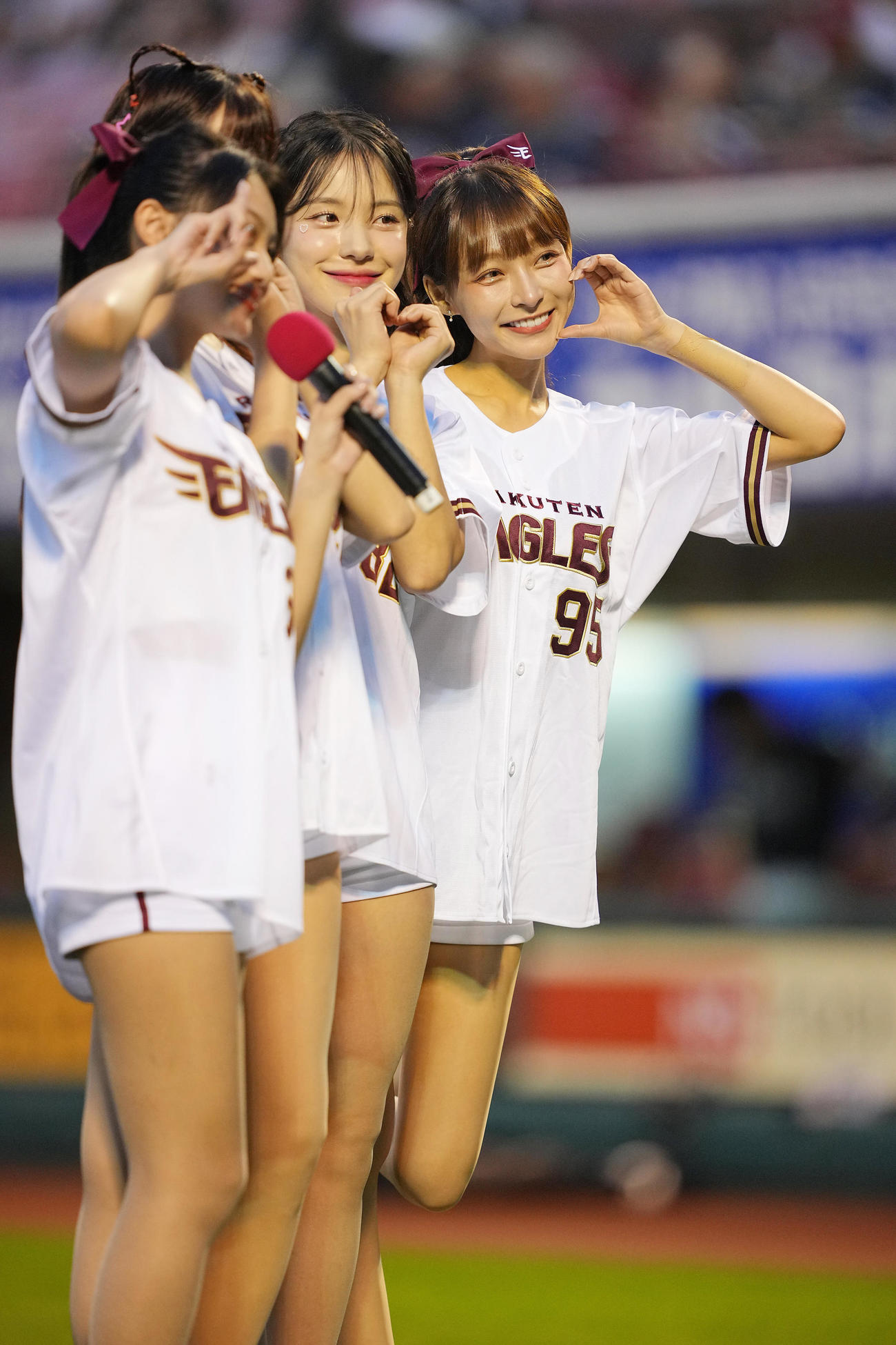 楽天対ソフトバンク　試合前、笑顔であいさつするリンシャン（右）ら楽天ガールズ（撮影・垰建太）