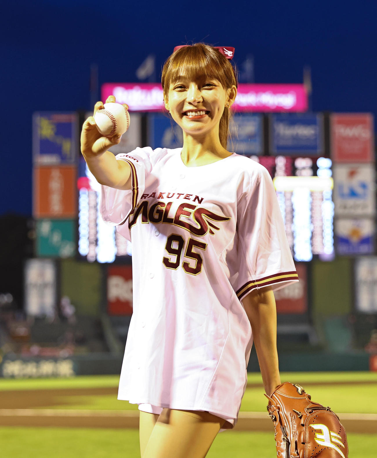 楽天対ソフトバンク　試合前、セレモニアルピッチを終え笑顔を見せる楽天ガールズのリンシャン（撮影・垰建太）