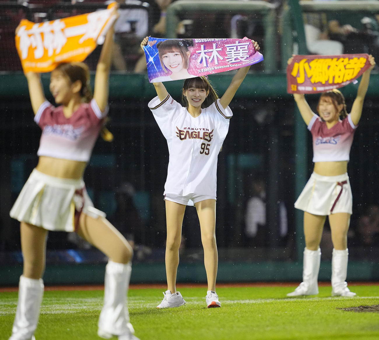 楽天対ソフトバンク　イニング間スタンドを盛り上げる楽天ガールズのリンシャン（中央）ら（撮影・垰建太）