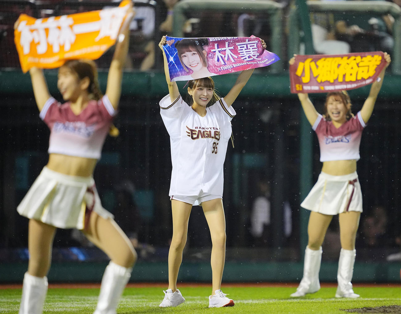 楽天対ソフトバンク　イニング間スタンドを盛り上げる楽天ガールズのリンシャン（中央）ら（撮影・垰建太）
