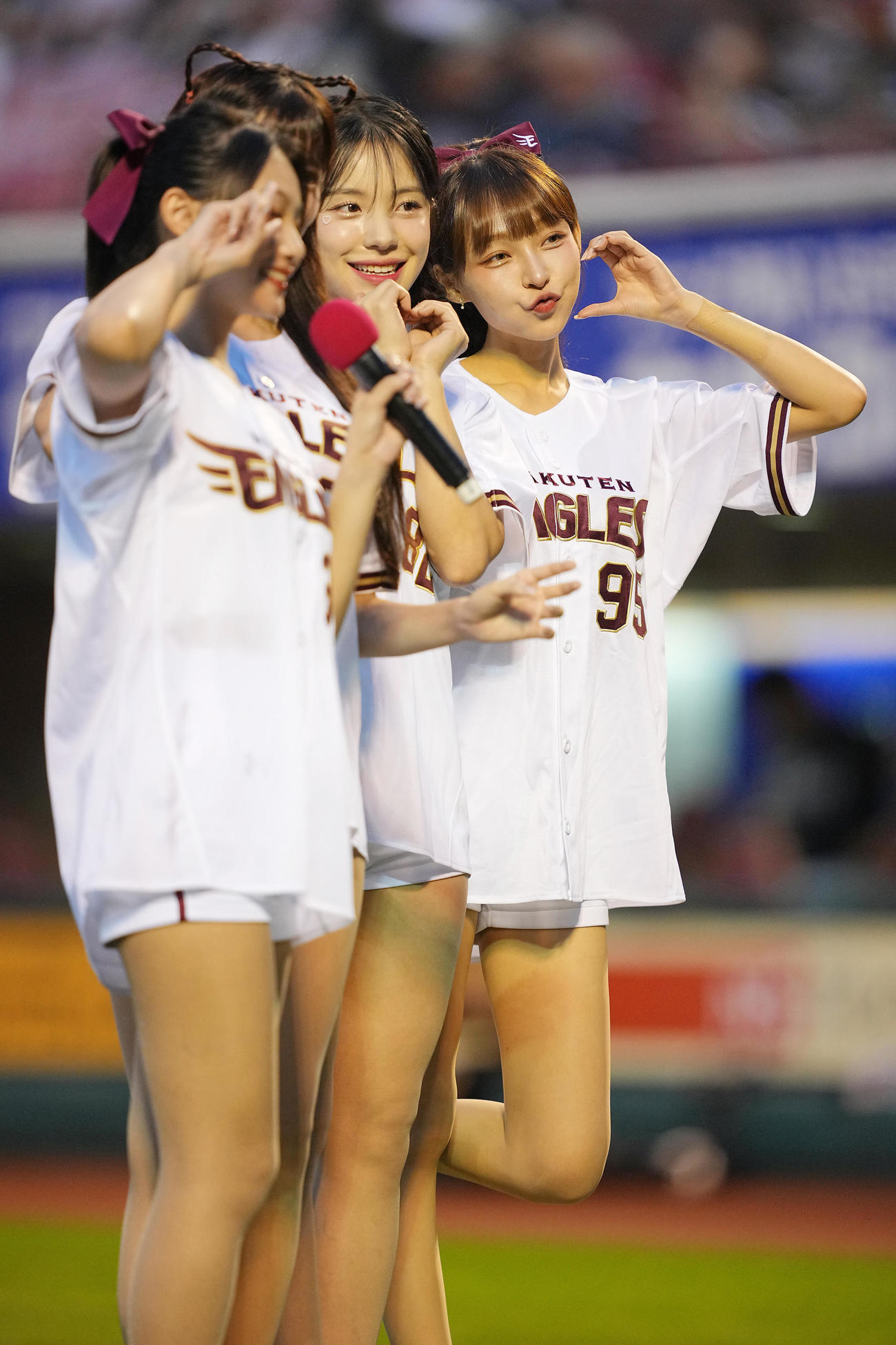 楽天対ソフトバンク　試合前、笑顔であいさつするリンシャン（右）ら楽天ガールズ（撮影・垰建太）
