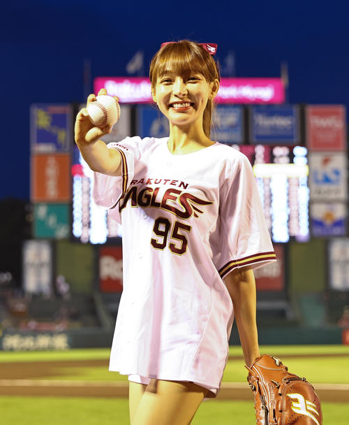 楽天対ソフトバンク　試合前、セレモニアルピッチを終え笑顔を見せる楽天ガールズのリンシャン（撮影・垰建太）
