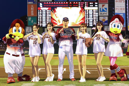 楽天対ソフトバンク　試合前、セレモニアルピッチを終え楽天小郷（中央）と写真に納まる楽天ガールズ。左からリーユン、イ・ダヘ、1人おいて、リンシャン、フェイフェイ（撮影・垰建太）
