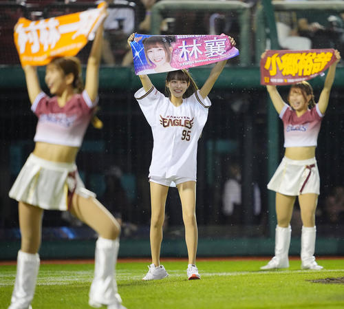 楽天対ソフトバンク　イニング間スタンドを盛り上げる楽天ガールズのリンシャン（中央）ら（撮影・垰建太）