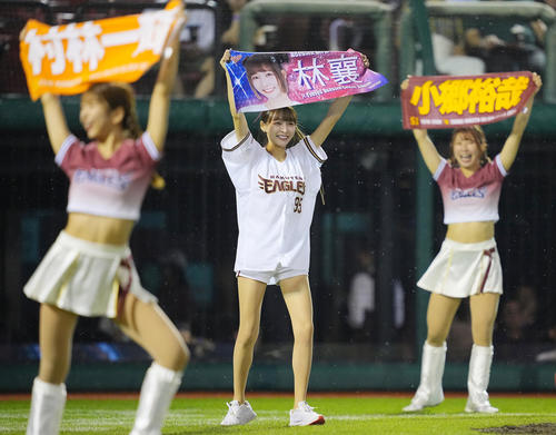 楽天対ソフトバンク　イニング間スタンドを盛り上げる楽天ガールズのリンシャン（中央）ら（撮影・垰建太）
