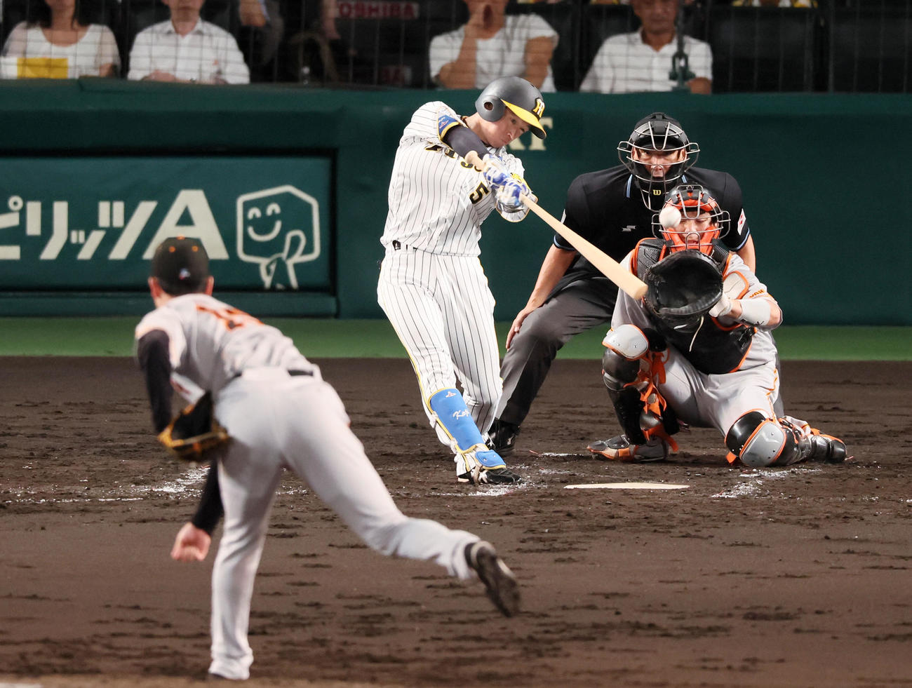 阪神対巨人　3回裏阪神無死、近本は左へ三塁打を放つ。投手は山崎伊（撮影・加藤哉）