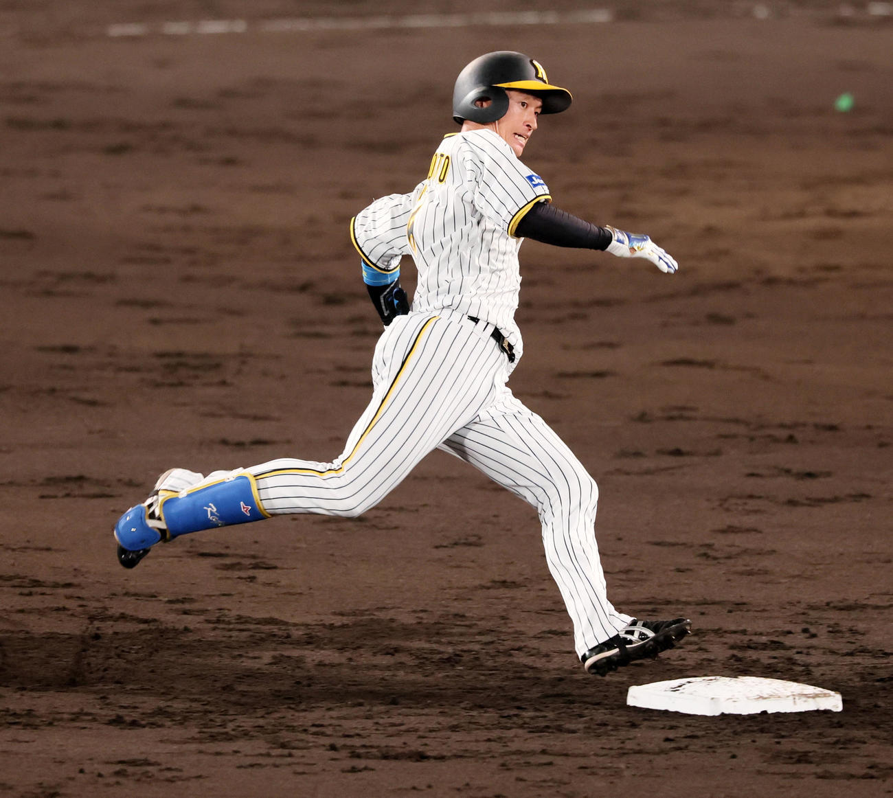 阪神対巨人　3回裏阪神無死、近本は左へ三塁打を放つ（撮影・加藤哉）