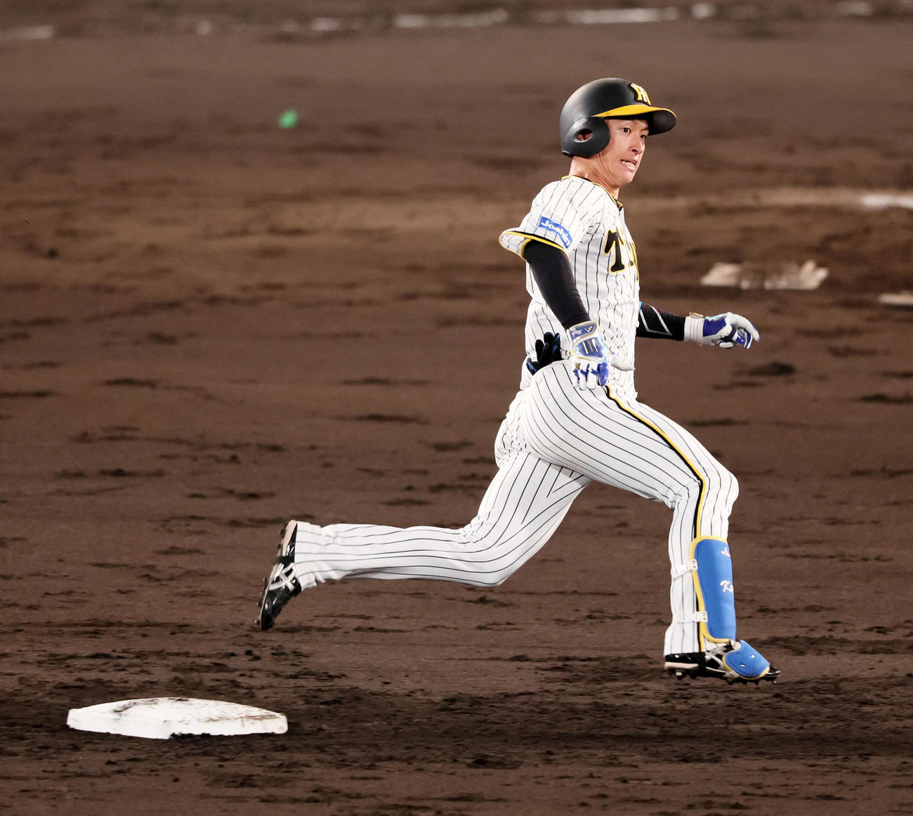 阪神対巨人　3回裏阪神無死、近本は左へ三塁打を放つ（撮影・加藤哉）