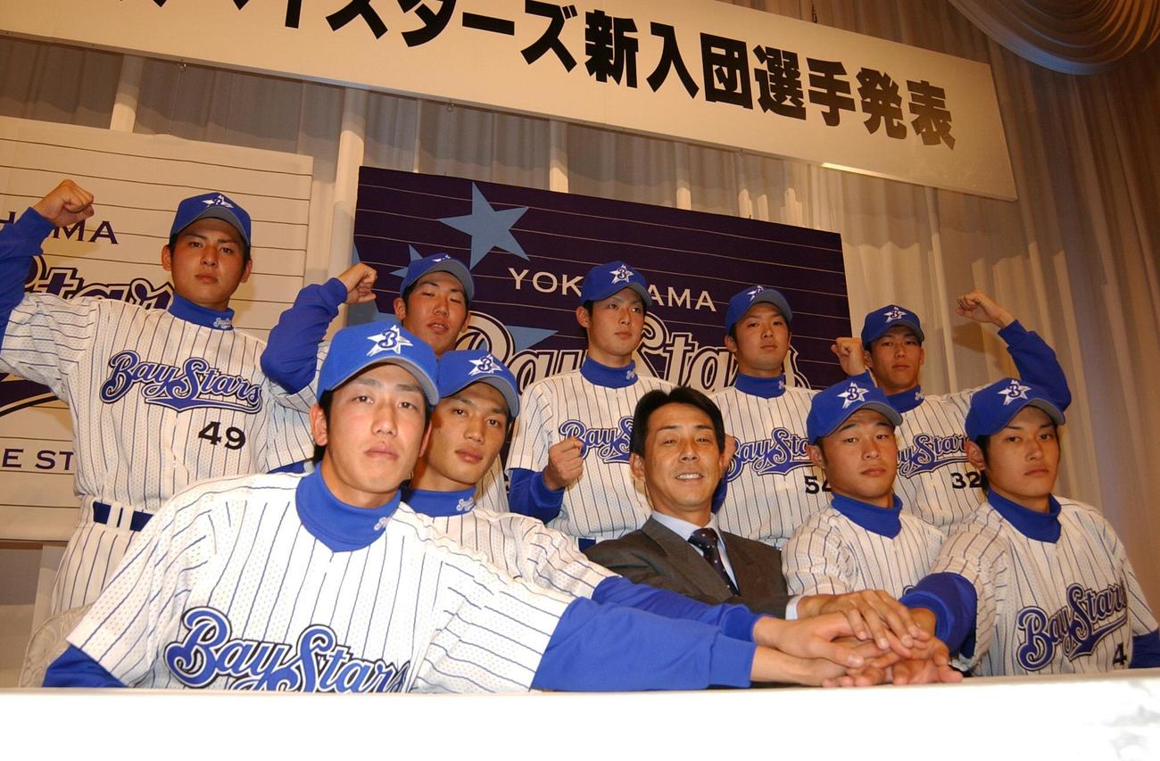 2004年12月、横浜入団会見で記念撮影する選手たち。前列左から藤田、那須野、牛島監督、染田、岸本。後列左から斎藤、桑原、石川、橋本、松家
