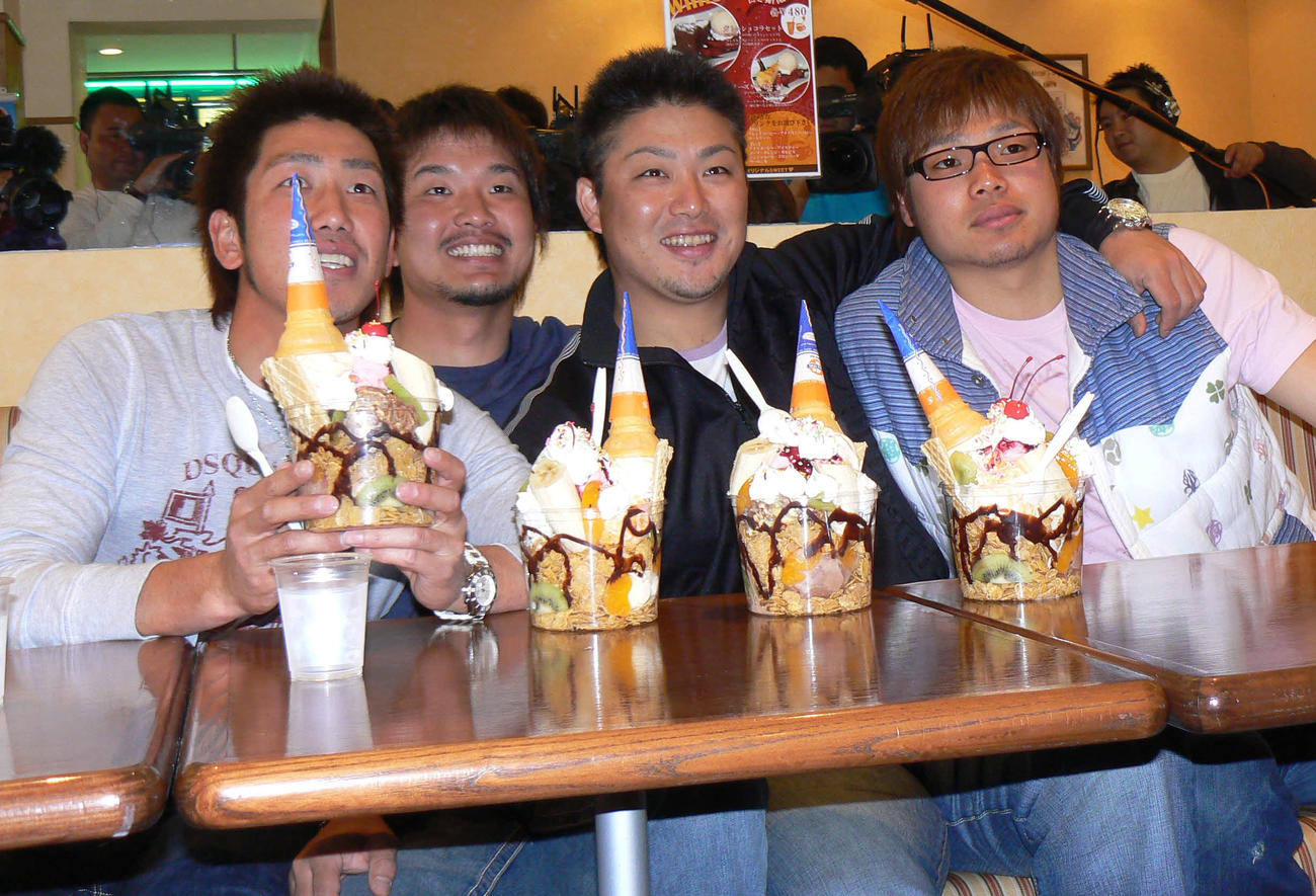 2008年2月、横浜春季キャンプ　アイスクリームショップで巨大パフェを手に記念撮影する横浜4選手。左から藤田一也、大西宏明、村田修一、吉村裕基