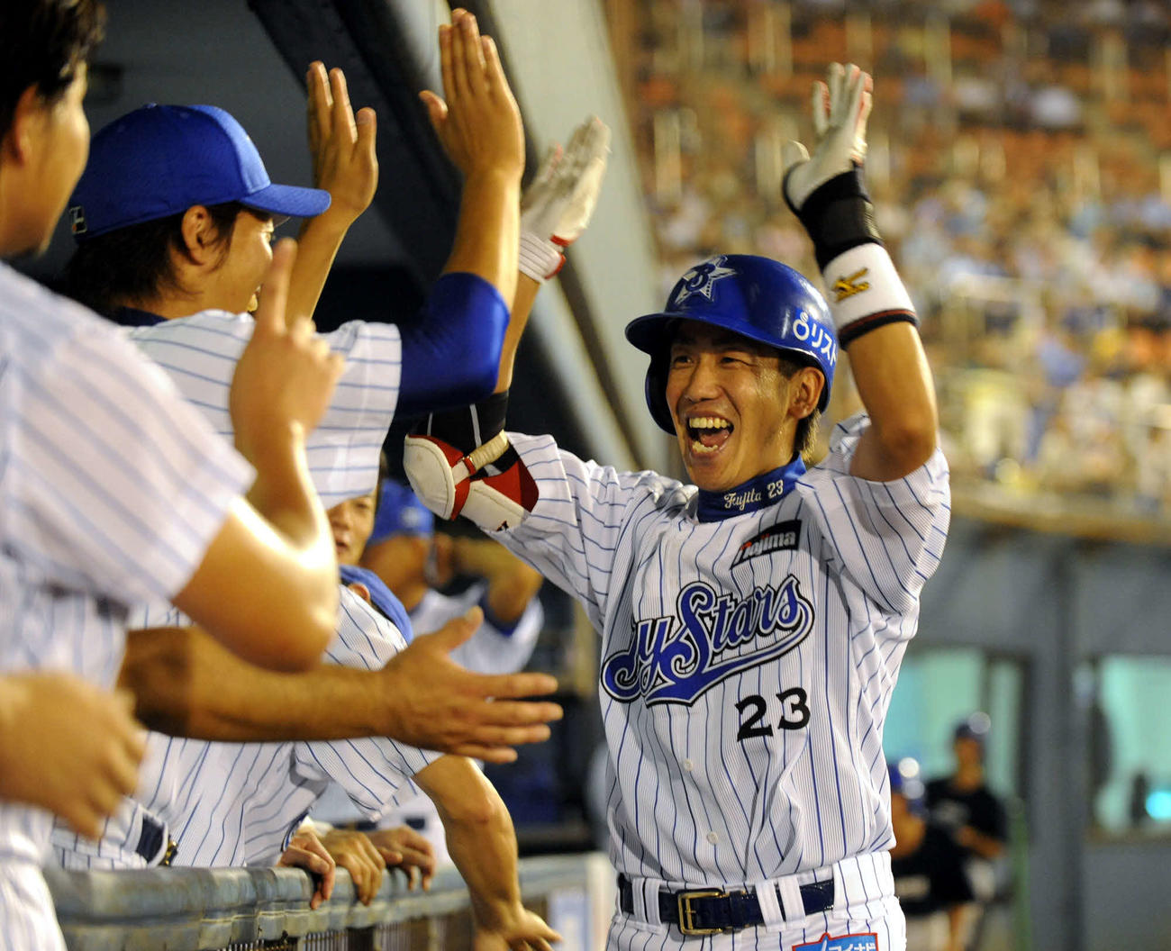 2008年8月、横浜対中日　3回裏横浜無死、藤田一也は右越えにプロ初本塁打を放ちベンチ前でナインの出迎えを受ける